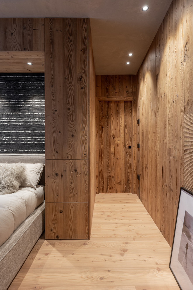 Réalisation d'une chambre chalet en bois de taille moyenne avec un mur marron, parquet foncé, un sol marron et un plafond en bois.