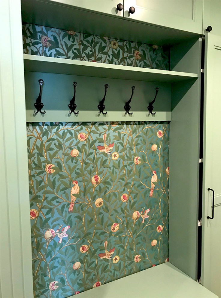 Шкаф в прихожую с жалюзийными дверцами