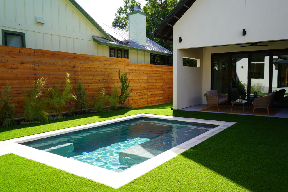 Example of a small minimalist courtyard rectangular pool design in Austin