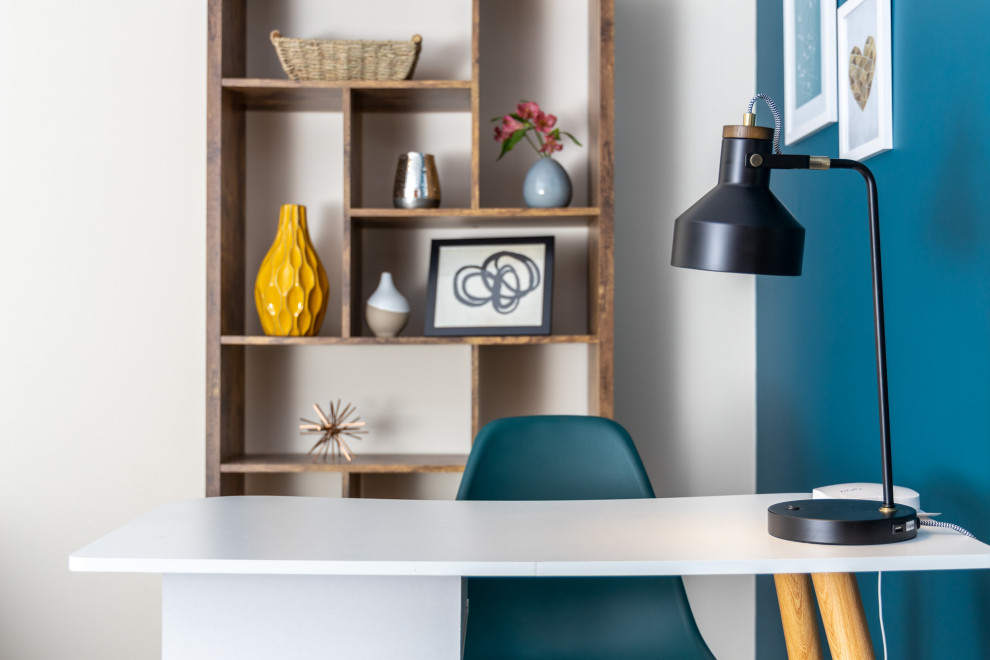 На фото: кабинет среднего размера в стиле ретро с синими стенами, ковровым покрытием, отдельно стоящим рабочим столом и бежевым полом с
