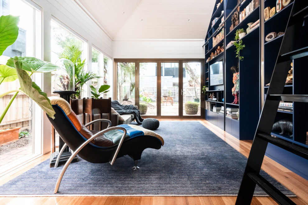 Contemporary sunroom in Hobart with light hardwood floors.