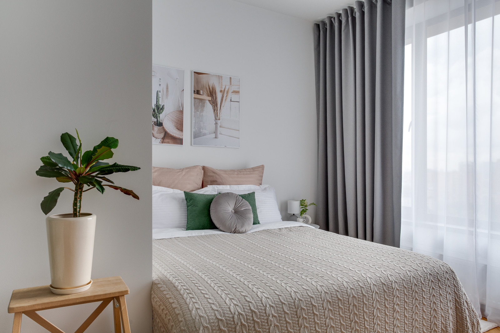 Светлая спальня с зелеными акцентами