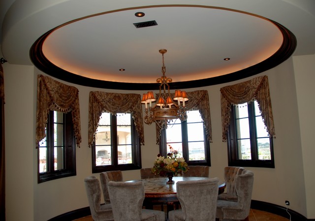 Custom Home in Los Angeles County mediterran-esszimmer