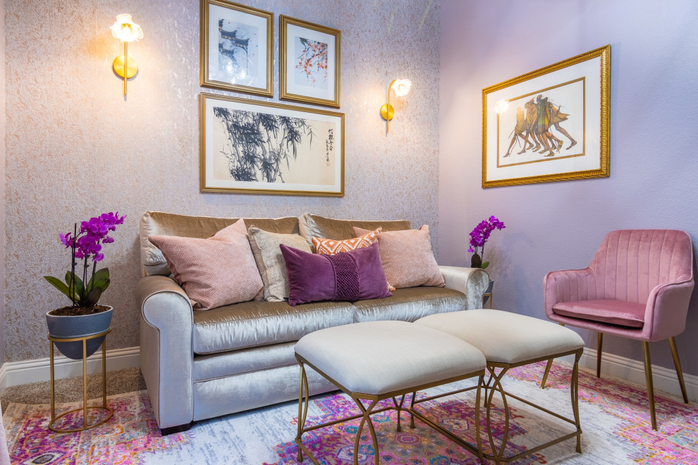 Inspiration för ett mellanstort orientaliskt gästrum, med lila väggar, heltäckningsmatta och beiget golv
