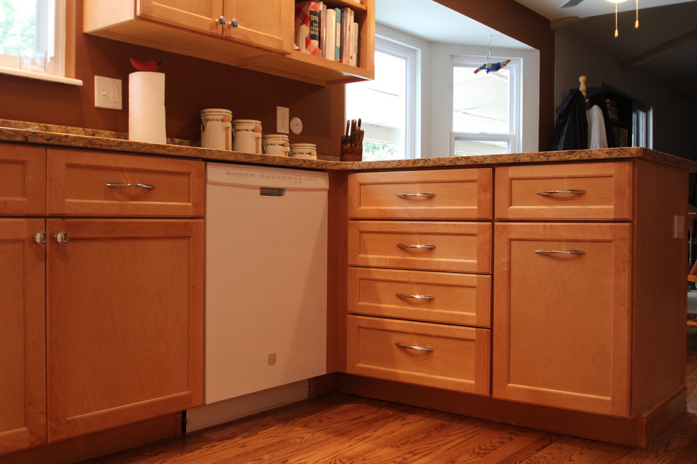 Eat-in kitchen - small transitional u-shaped medium tone wood floor eat-in kitchen idea in Denver with an undermount sink, shaker cabinets, light wood cabinets, quartz countertops, brown backsplash, white appliances and a peninsula
