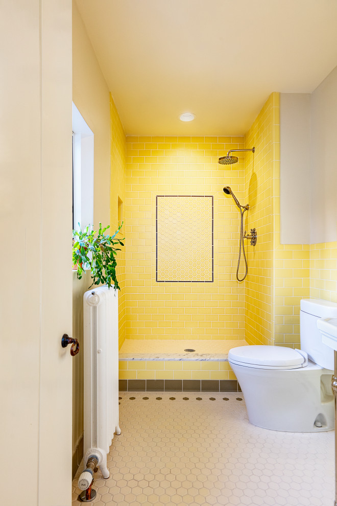 Immagine di una piccola stanza da bagno per bambini classica con doccia alcova, WC a due pezzi, piastrelle gialle, piastrelle in ceramica, pareti bianche, pavimento con piastrelle in ceramica, lavabo sospeso, pavimento bianco, doccia con tenda e un lavabo
