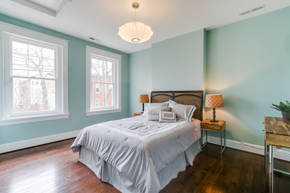 Idee per una camera degli ospiti classica di medie dimensioni con pareti blu, parquet scuro e pavimento marrone