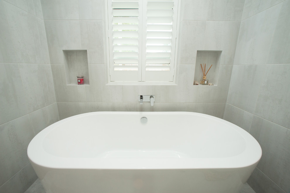 This is an example of a mid-sized contemporary bathroom in Brisbane.