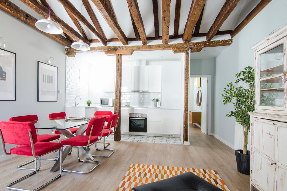 Foto de comedor de cocina actual de tamaño medio sin chimenea con paredes azules y suelo de madera en tonos medios