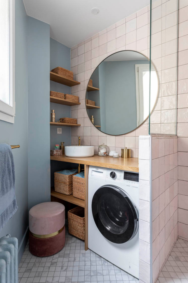 Foto på ett litet vintage badrum med dusch, med en kantlös dusch, rosa kakel, blå väggar, ett nedsänkt handfat, träbänkskiva och vitt golv