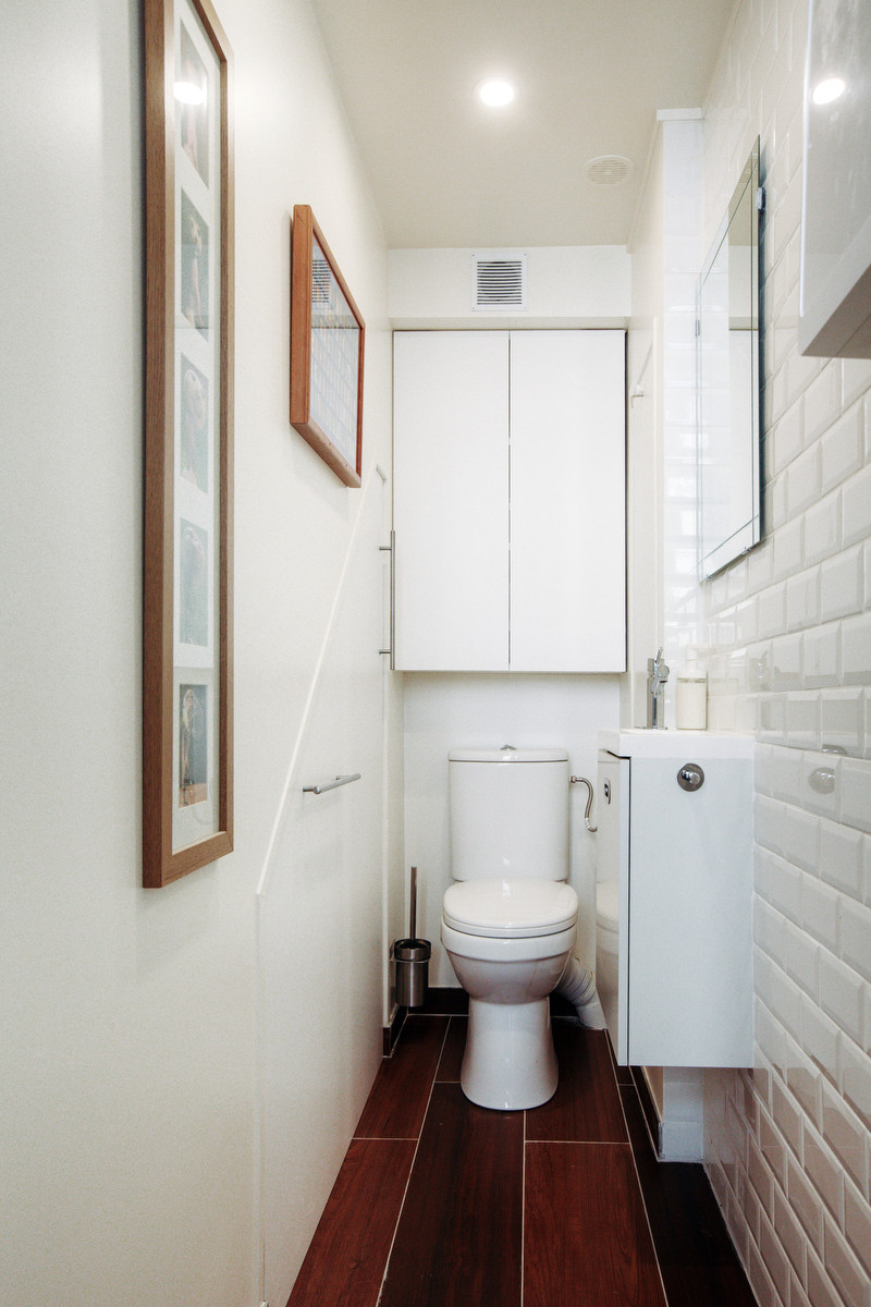 Salle de bain gris et wc blanc
