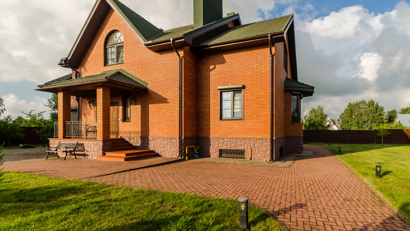 ОЧЕНЬ БОЛЬШОЙ- ШИКАРНЫЙ КОТТЕДЖ! В живописном месте, на берегу реки!