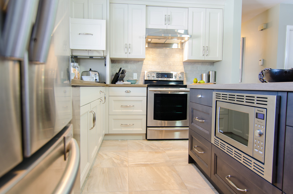 Example of a transitional l-shaped eat-in kitchen design in Toronto with an island