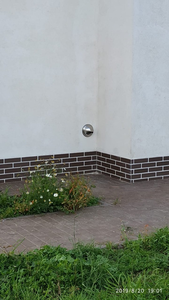 Камин с угловой топкой и минималистичным дизайном