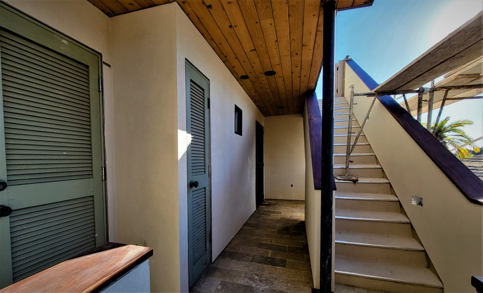Свежая идея для дизайна: трехэтажный, коричневый дом среднего размера в стиле модернизм с облицовкой из цементной штукатурки - отличное фото интерьера