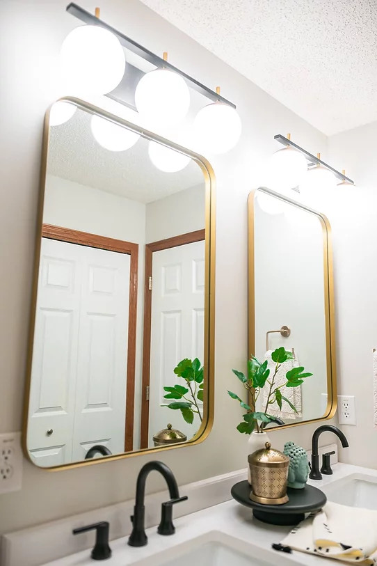 Exempel på ett litet klassiskt vit vitt en-suite badrum, med skåp i shakerstil, blå skåp, ett badkar i en alkov, en dusch/badkar-kombination, en bidé, vit kakel, keramikplattor, vita väggar, ett undermonterad handfat, bänkskiva i kvarts, beiget golv och dusch med duschdraperi