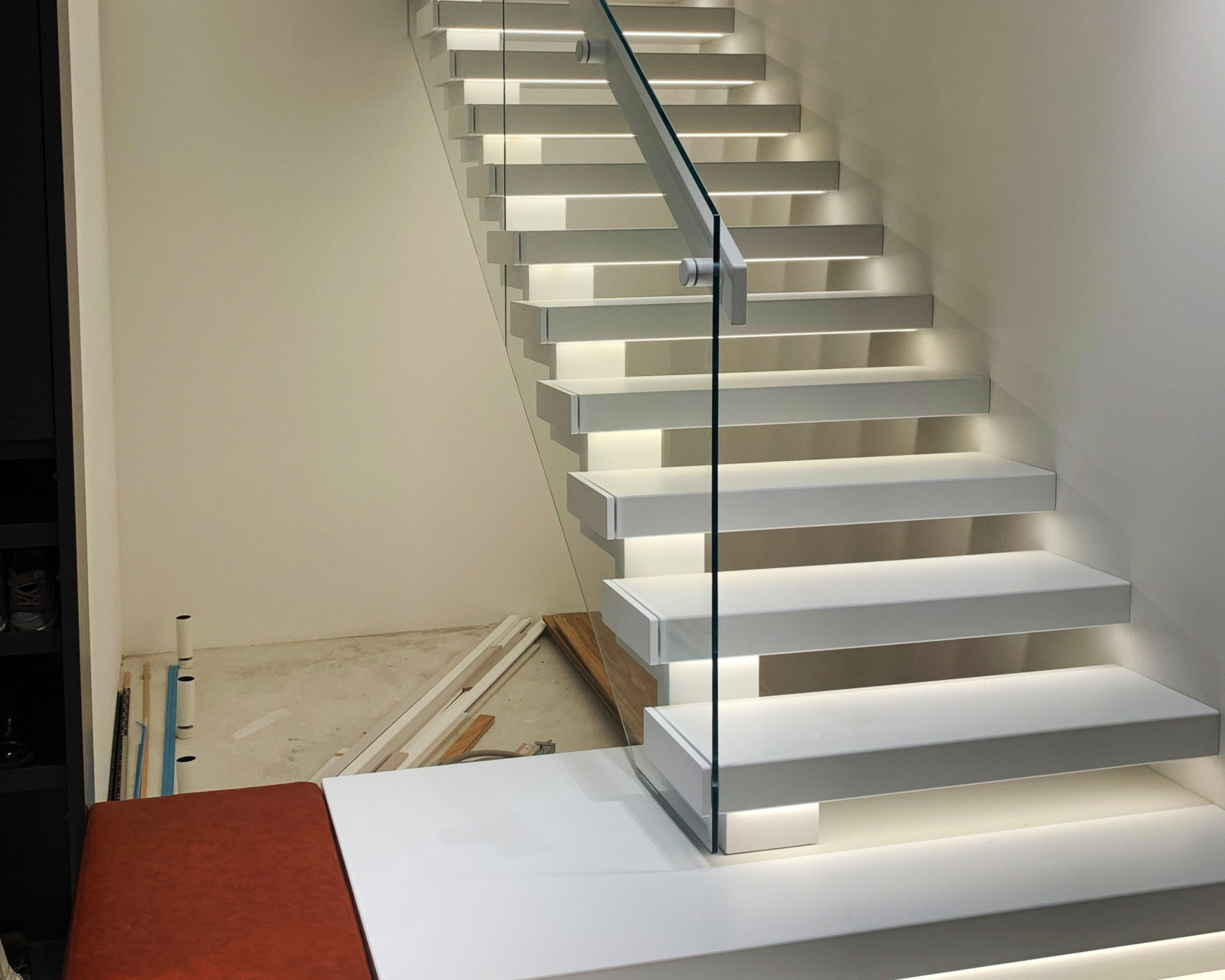 Лестница на косоуре и перила из самонесущего стекла
