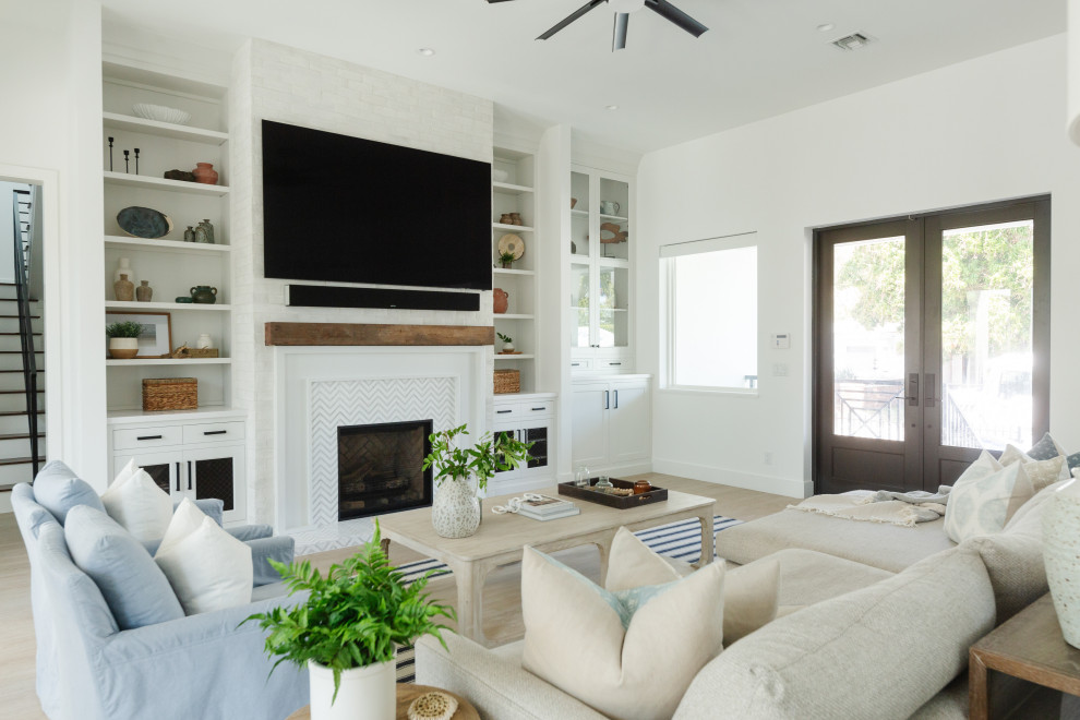 Foto di un grande soggiorno stile marinaro con pavimento in gres porcellanato e pavimento beige