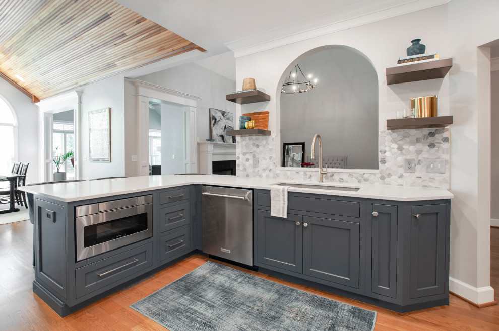 Idéer för att renovera ett mellanstort vintage grå grått kök, med en undermonterad diskho, luckor med profilerade fronter, grå skåp, bänkskiva i kvarts, grått stänkskydd, stänkskydd i marmor, rostfria vitvaror, mellanmörkt trägolv, en halv köksö och orange golv
