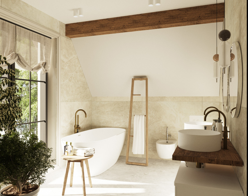 Bild på ett stort brun brunt en-suite badrum, med släta luckor, vita skåp, ett fristående badkar, en kantlös dusch, en vägghängd toalettstol, beige kakel, porslinskakel, vita väggar, klinkergolv i porslin, ett undermonterad handfat, träbänkskiva, grått golv och dusch med skjutdörr