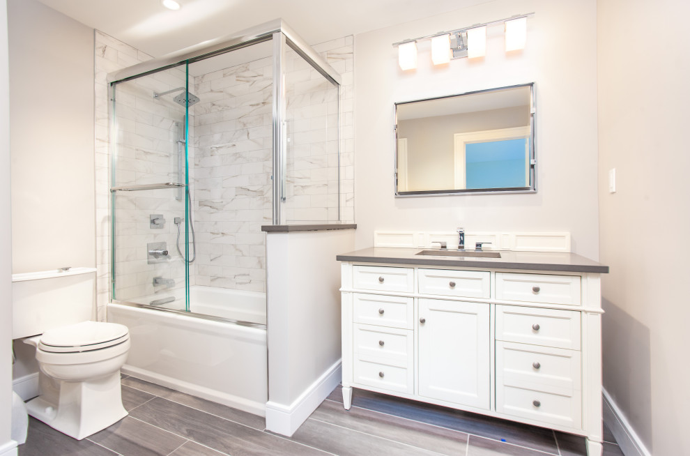 Example of a transitional bathroom design in New York