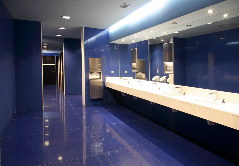 Example of a transitional home design design in Chicago