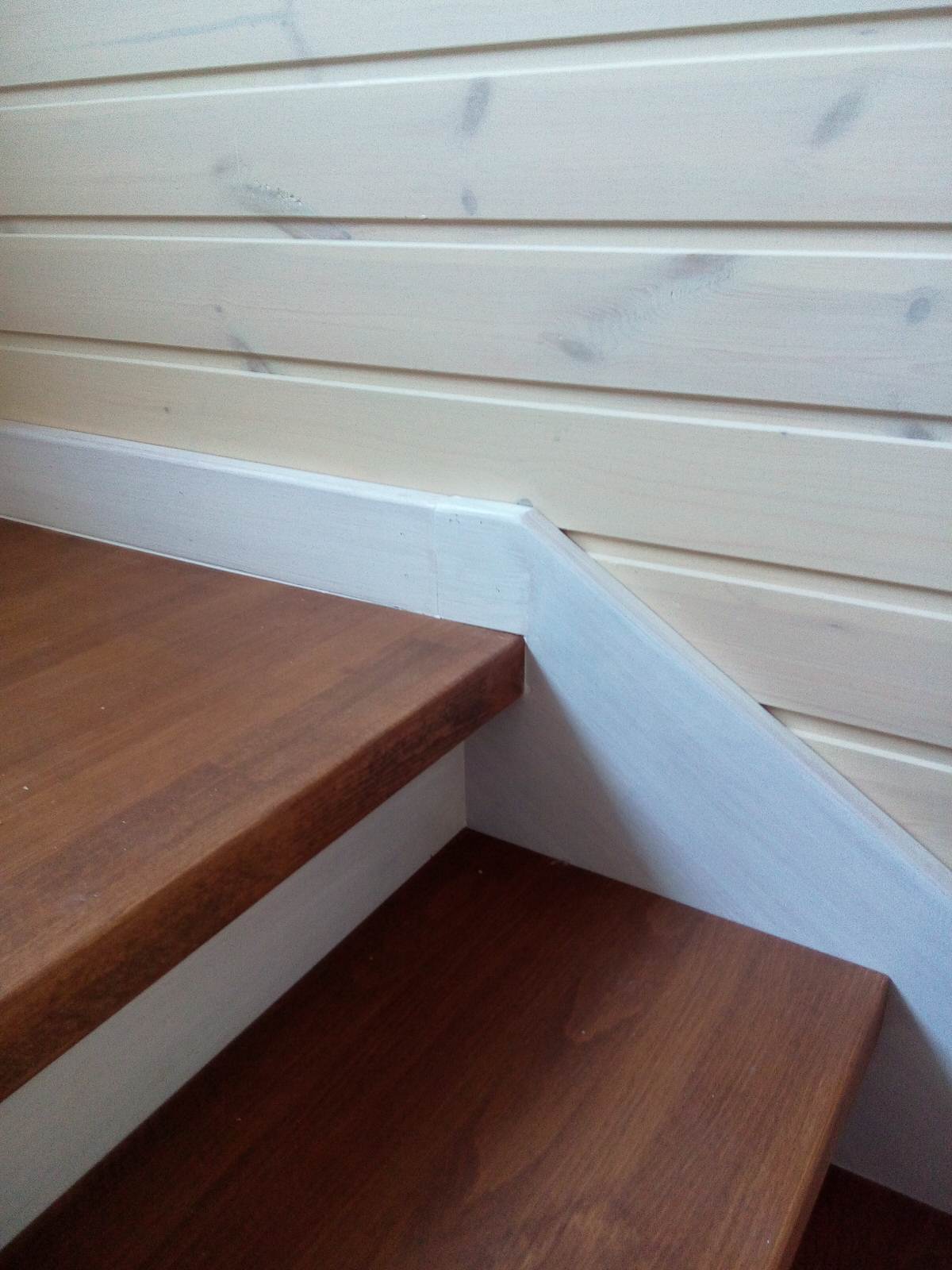 Лестница 2-х цветная с канелюрами