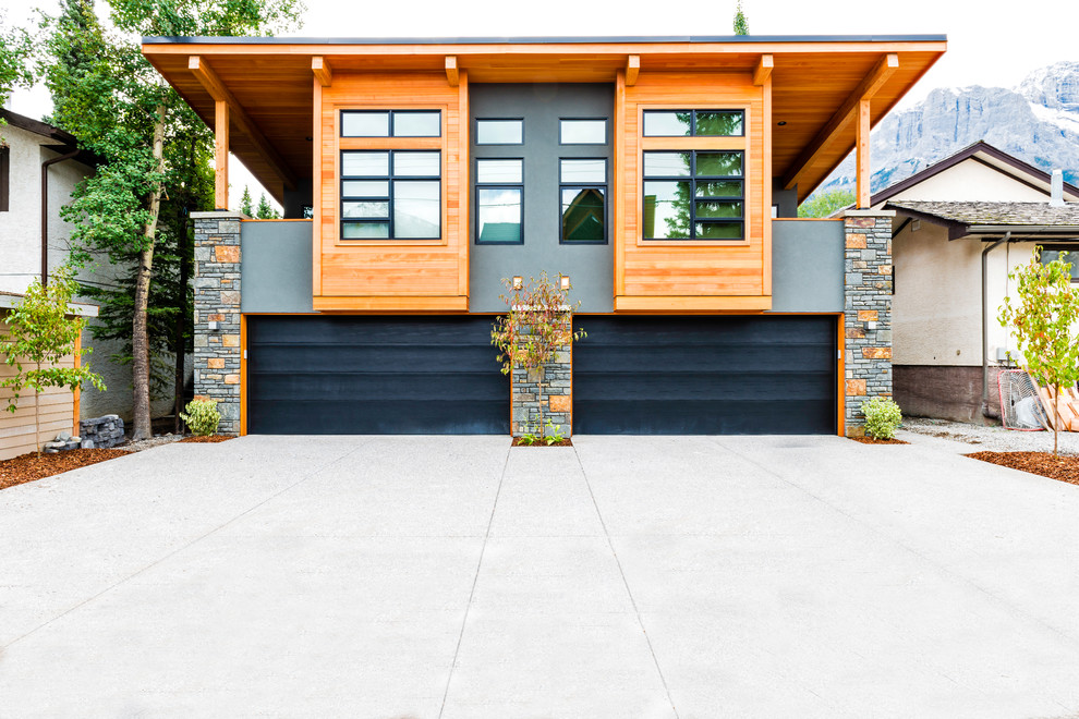 Example of a mountain style home design design in Vancouver