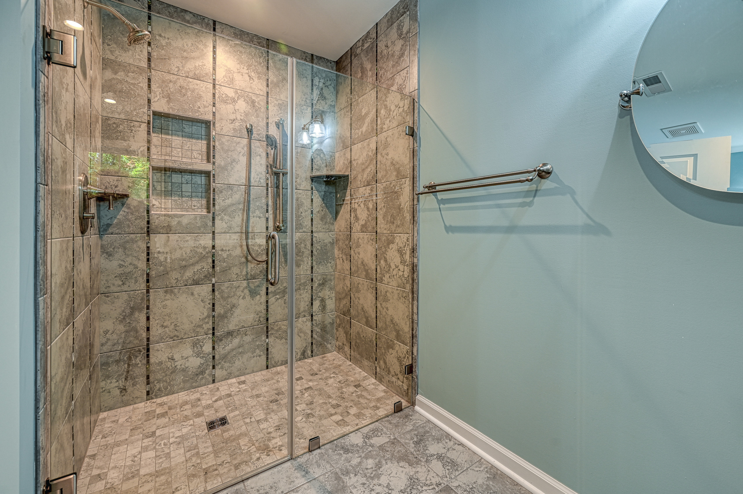 Malloy Garage Apartment Shower