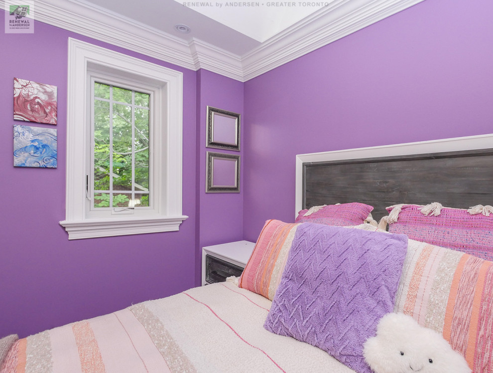 На фото: детская среднего размера с спальным местом, фиолетовыми стенами, темным паркетным полом и кессонным потолком для ребенка от 4 до 10 лет, девочки с