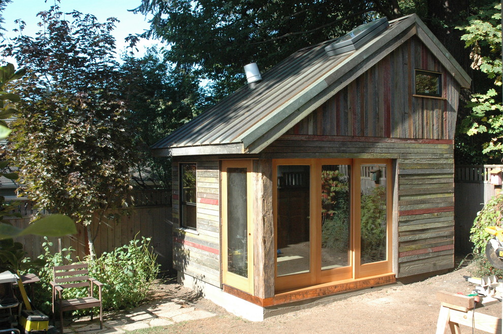 Photo of a small modern detached studio in Portland.