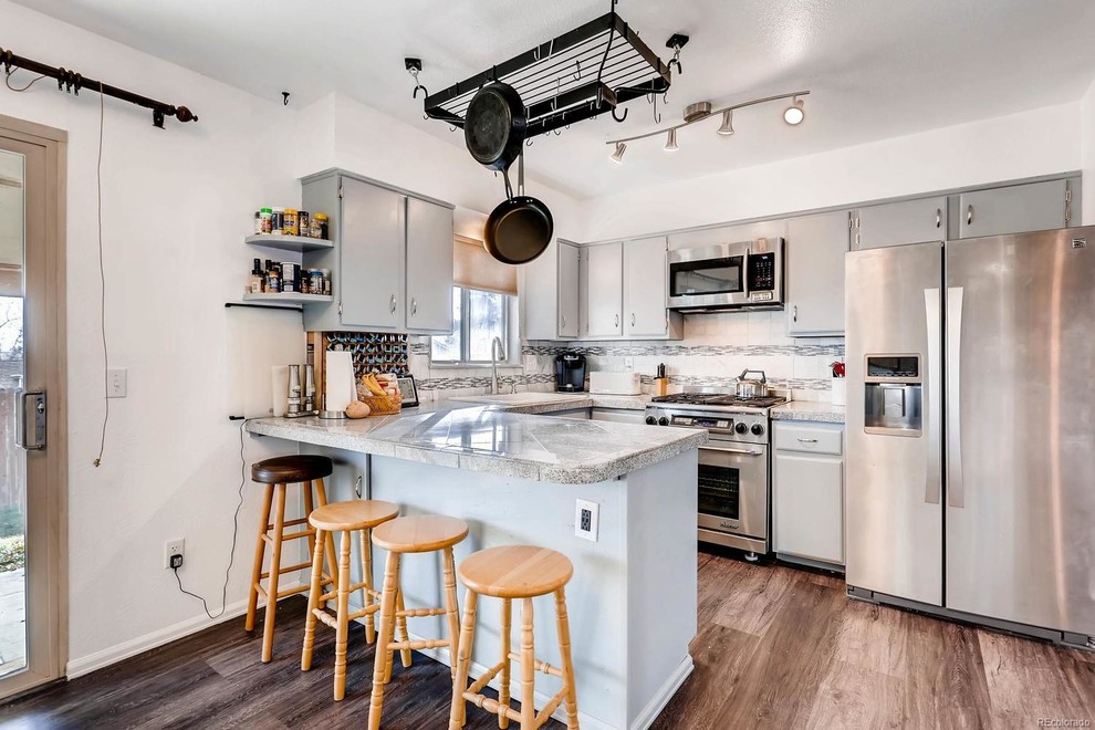 Kitchen - mid-sized transitional kitchen idea in Denver