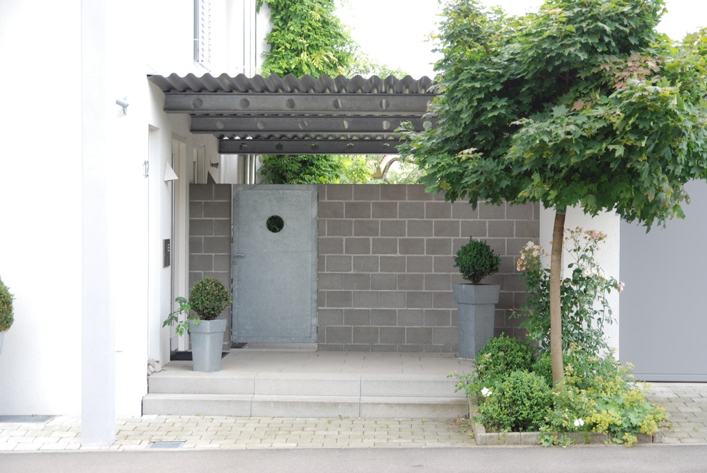 This is an example of a contemporary entryway in Stuttgart.