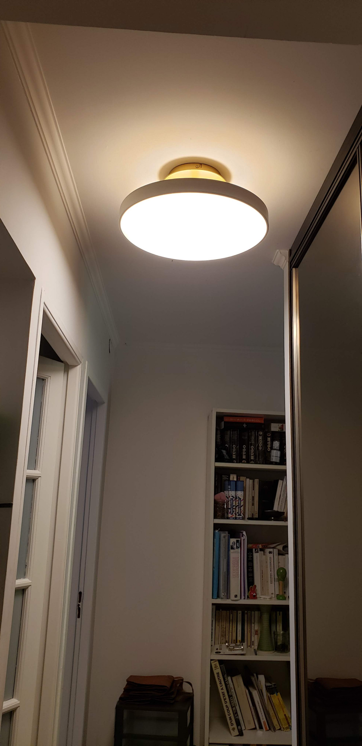 Nouveau luminaire EBEN HOME dans le couloir