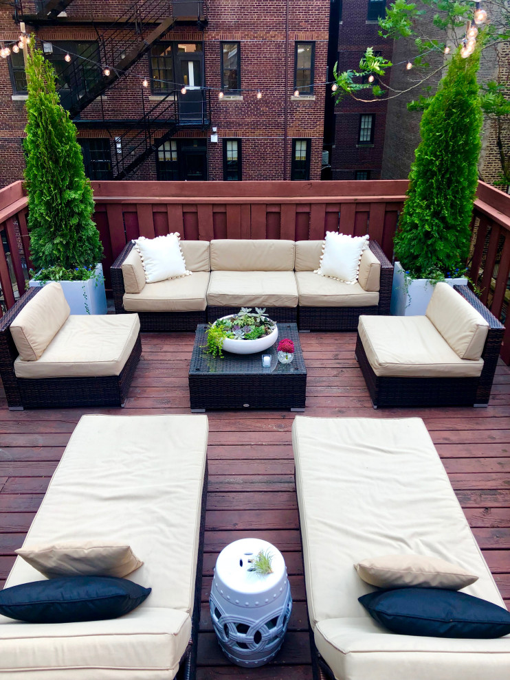 This is an example of a transitional backyard deck in Chicago.