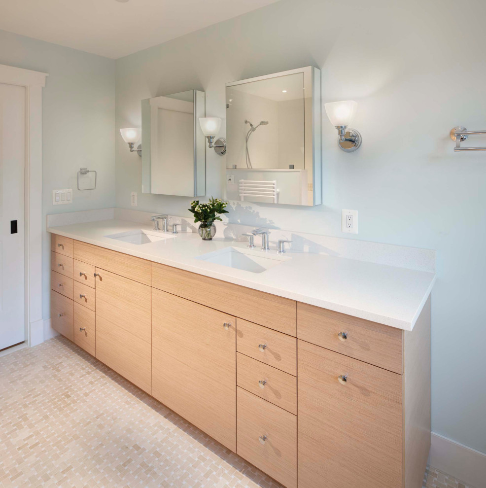 Cette photo montre une salle de bain principale chic en bois clair avec un mur blanc, un sol en marbre, un sol beige, un placard à porte plane, un lavabo encastré, un plan de toilette en marbre, un plan de toilette blanc, meuble double vasque et meuble-lavabo suspendu.