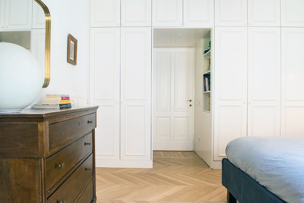 Großes Modernes Hauptschlafzimmer mit weißer Wandfarbe und hellem Holzboden in Rom