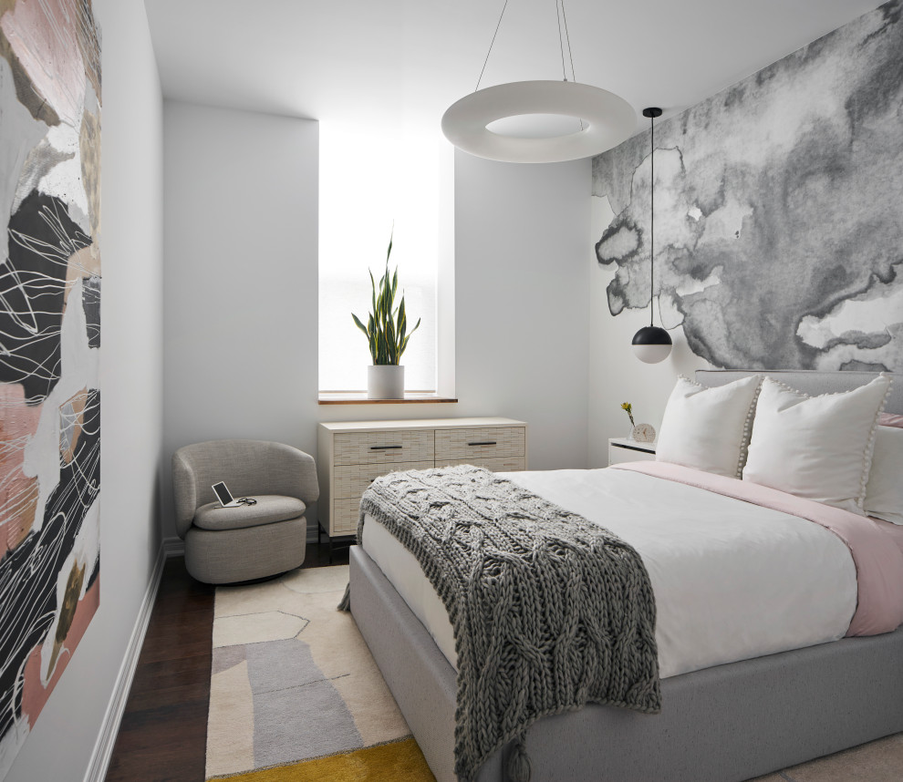 Modelo de dormitorio principal moderno de tamaño medio con paredes grises, suelo de madera en tonos medios, suelo marrón y papel pintado