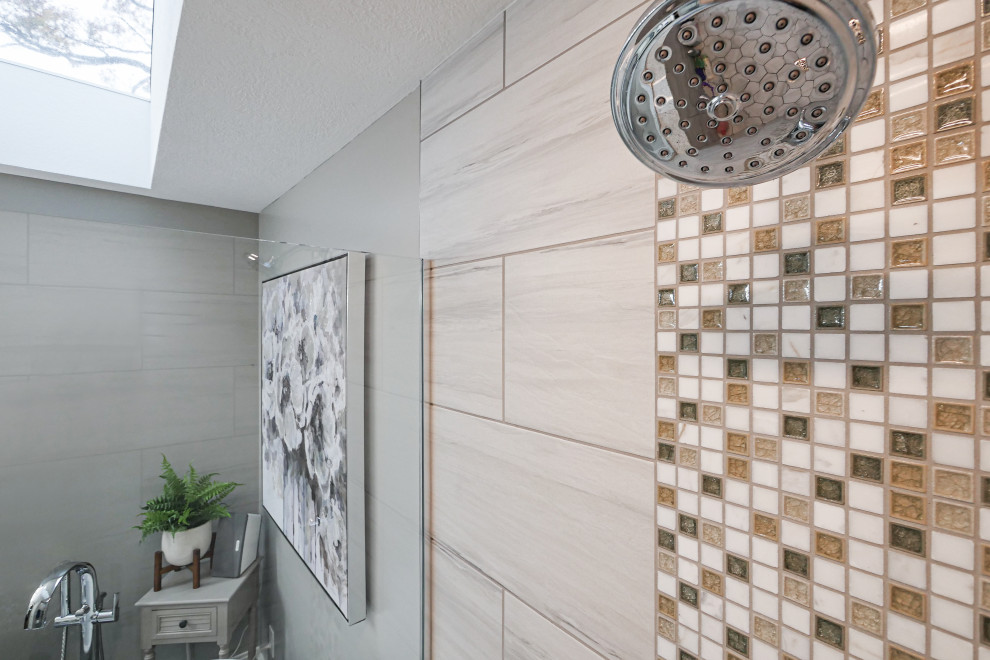 Example of a transitional home design design in Cleveland