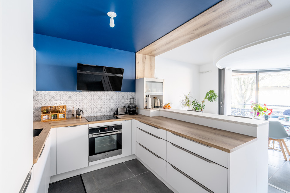 Photo of a medium sized contemporary u-shaped open plan kitchen in Nantes with a submerged sink.