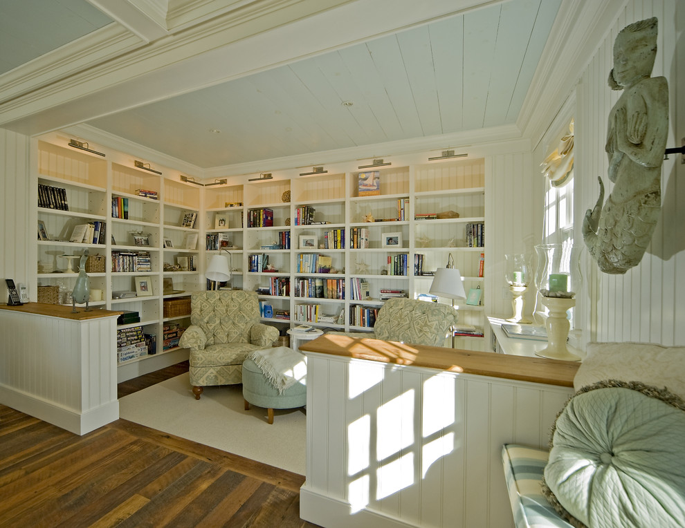 Inspiration for a traditional family room in Boston with a library.