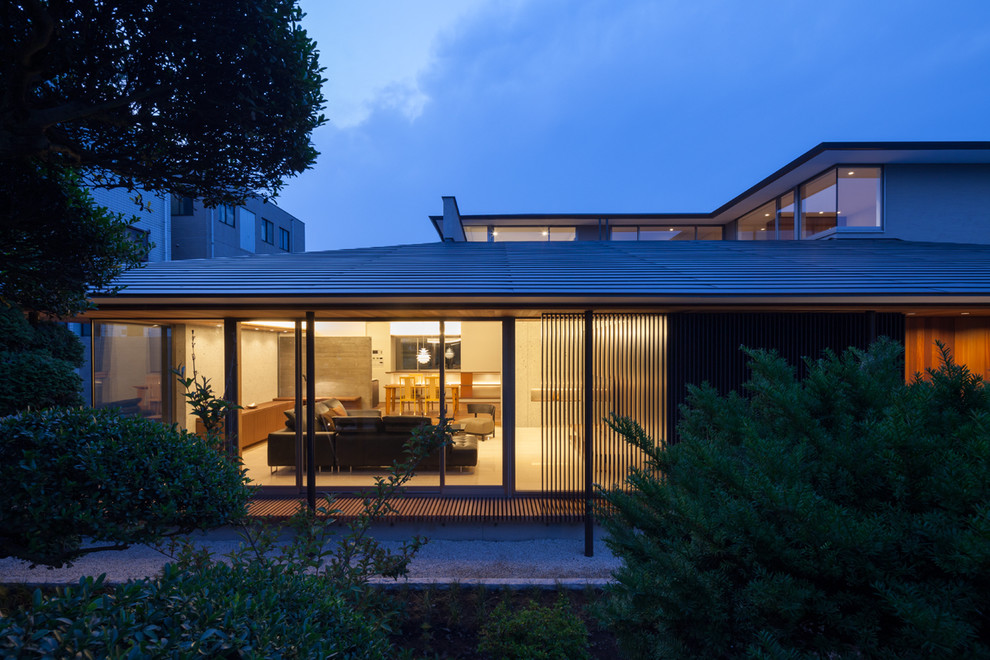 This is an example of an asian home design in Tokyo Suburbs.
