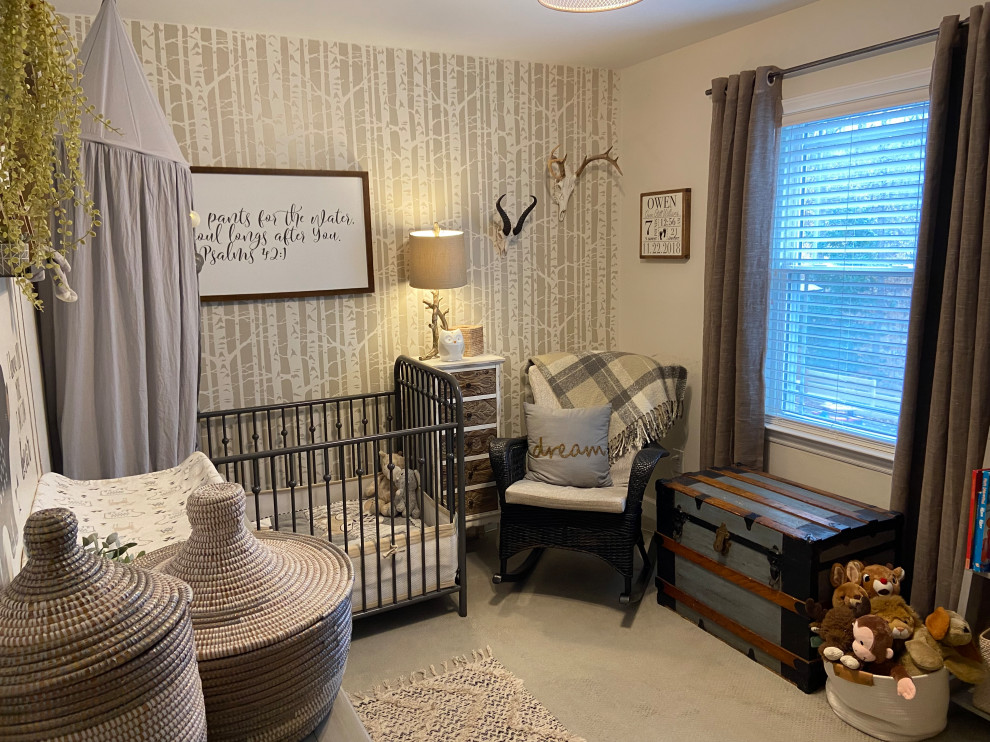 Immagine di una cameretta per neonato boho chic di medie dimensioni con pareti beige, moquette e pavimento grigio