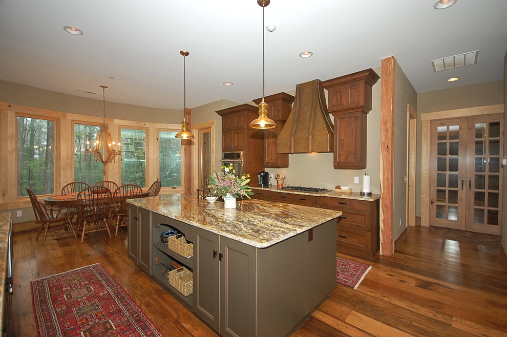 Large mountain style u-shaped kitchen photo