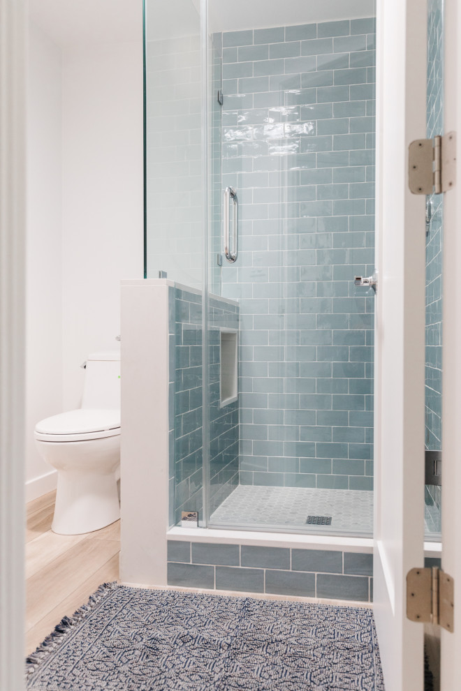 Immagine di una stanza da bagno stile marino con ante in legno chiaro, top in quarzo composito, top bianco, piastrelle blu, piastrelle diamantate, doccia ad angolo e porta doccia a battente