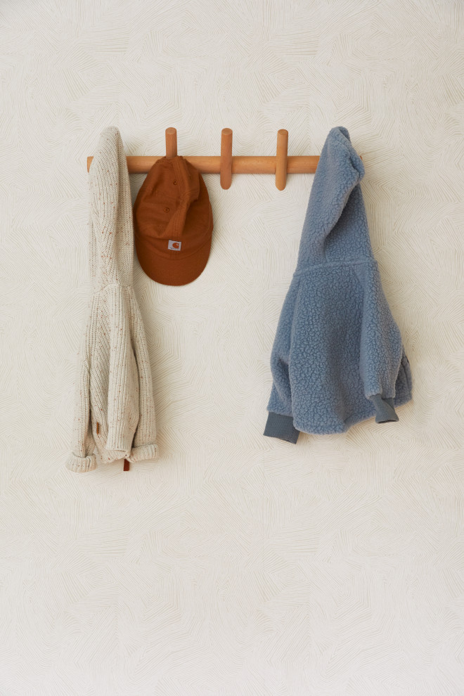 Diseño de habitación de bebé neutra de estilo americano pequeña con paredes beige, suelo de madera en tonos medios, suelo marrón, madera y papel pintado