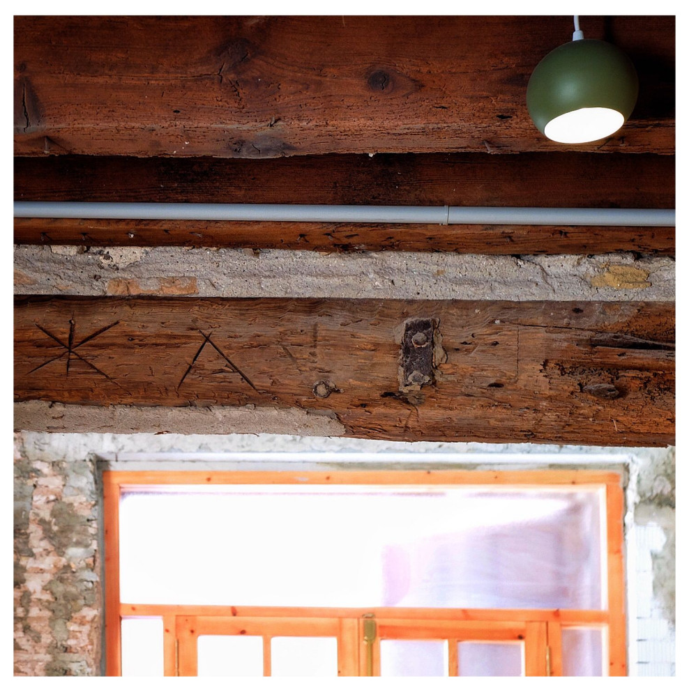 Aménagement d'un petit bureau contemporain avec sol en béton ciré, un manteau de cheminée en brique, poutres apparentes et un mur en parement de brique.