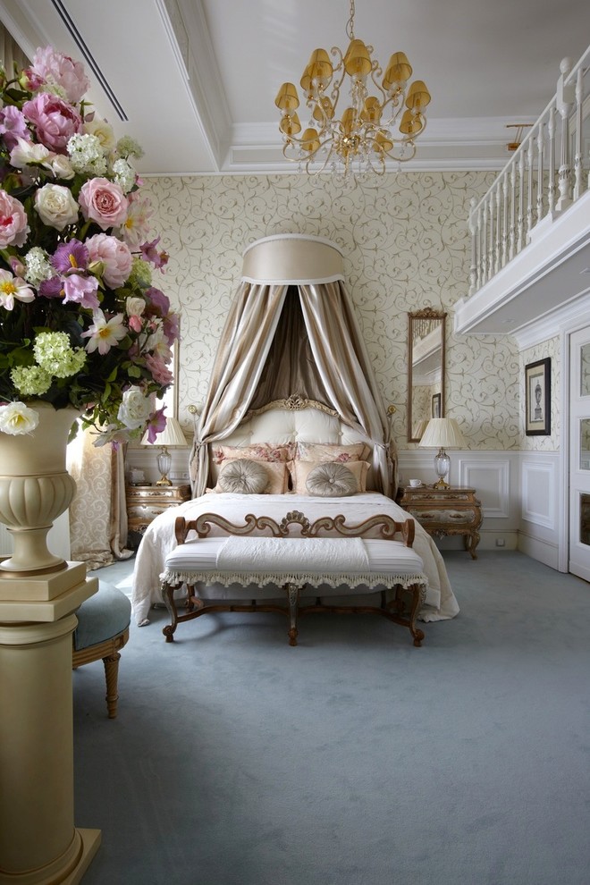 Design ideas for a traditional bedroom in Moscow.