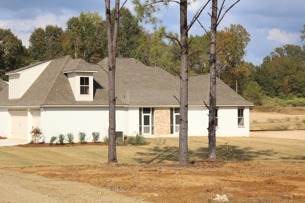Example of a transitional home design design in Jackson