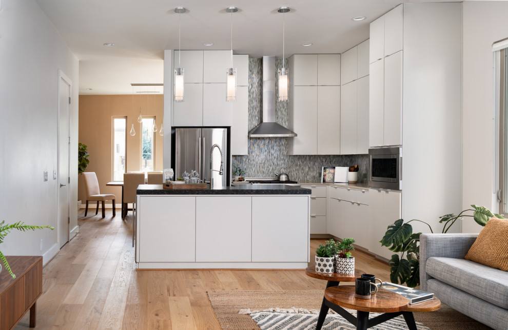 Transitional kitchen photo in Austin